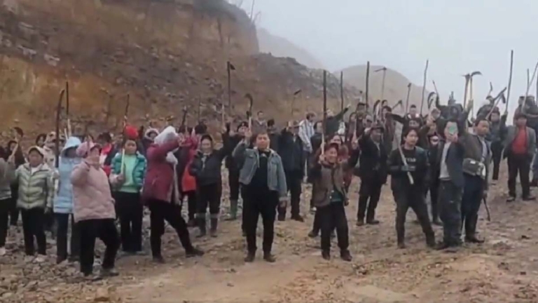 反抗村官賣地 貴州苗民簽生死狀持械巡山（視頻）