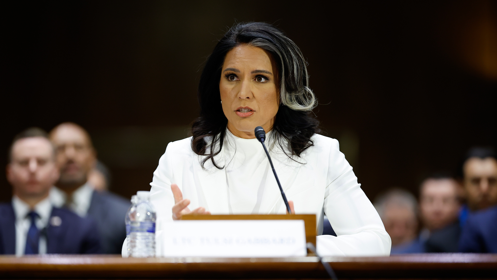 美國國家情報總監圖爾西·加巴德(Tulsi Gabbard)周二(6月10日)在社交媒體上發布視頻警告說,世界正處於「核大戰浩劫」的邊緣。圖為,2025年1月30日,美國總統川普提名的國家情報總監加巴德在參議院情報委員會確認聽證會上。(Kevin Dietsch/Getty Images)