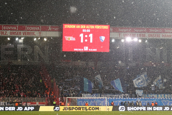 BERLIN, GERMANY - DECEMBER 14: General view inside the stadium as the game is stopped during the Bundesliga match between 1. FC Union Berlin and VfL Bochum 1848 at Stadion An der Alten Foersterei on December 14, 2024 in Berlin, Germany. 