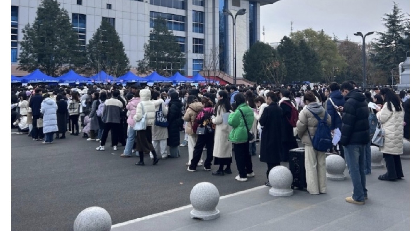 中國大陸就業內卷越來越嚴重,近日,南京一高校博物館勤雜工崗位招工,要求應屆碩士學歷,年齡不超過35週歲。圖為大陸一高校校內招聘。(網絡截圖)