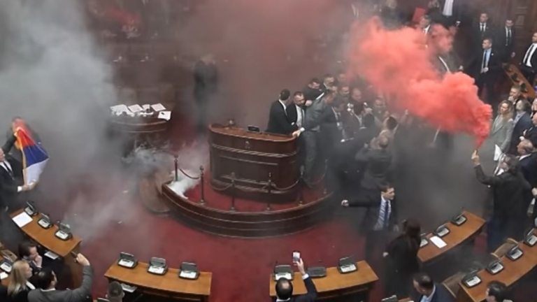 塞爾維亞國會爆衝突 反對黨議員丟照明彈至少3傷