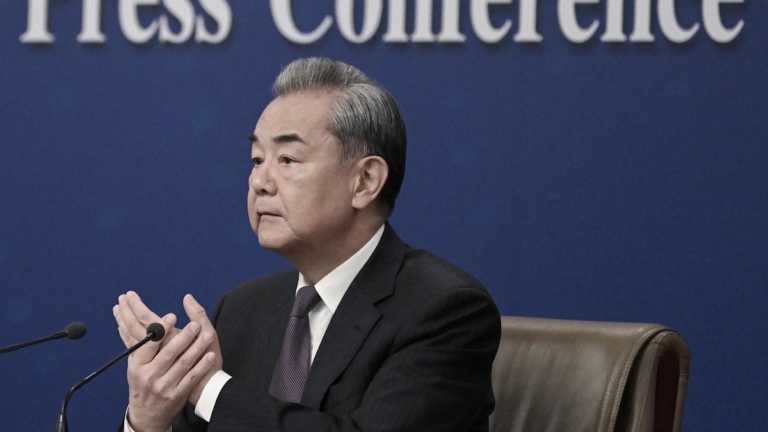 【禁聞】王毅對美喊話 專家指玩兩手策略