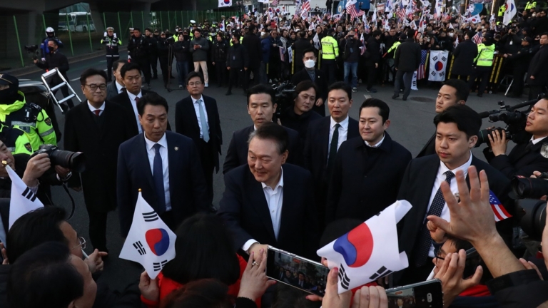 韓國總統尹錫悅獲釋返回官邸