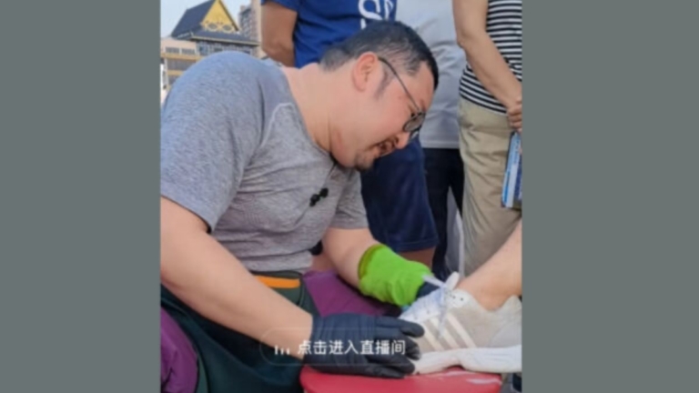 大陸資深演員擺攤擦鞋每次10元 引圍觀