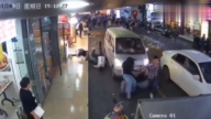 廣東韶關步行街麵包車突啓動 連撞5人（視頻）