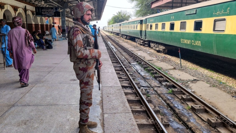 巴基斯坦武裝分子挾持火車 軍方包圍30小時營救人質