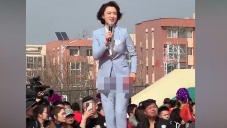 前央視主播張蕾主持活動著緊身西褲被批不雅