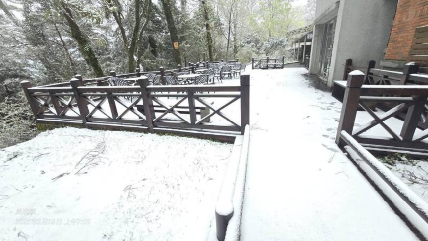 强烈冷气团来袭 观雾游憩区降3月雪 步道积雪5公分