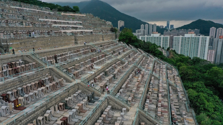 【禁聞】記者直擊：中國大建殯儀館 墓地價格翻倍