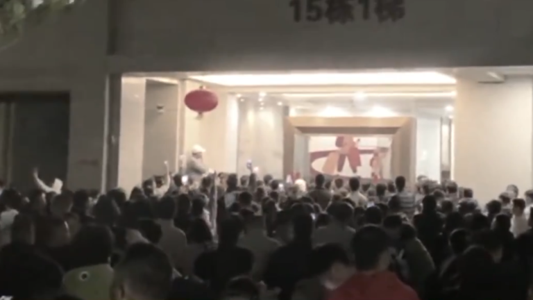 中國佛山小區出現骨灰房 引發千人抗議