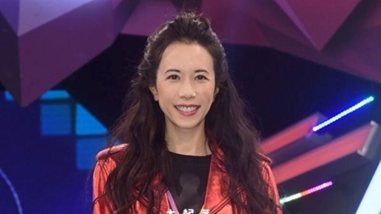 莫文蔚蘇州演唱會突發意外 摔倒兩次反應迅速