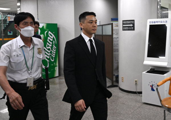 South Korean actor Yoo Ah-in (R) arrives for his trial on alleged drug use at the Seoul Central District Court in Seoul on September 3, 2024. A high-profile South Korean actor Yoo Ah-in was found guilty on September 3, of illegal use of the anaesthetic drug propofol and handed a one-year jail term, the Yonhap news agency reported. (Photo by Jung Yeon-je / AFP) 