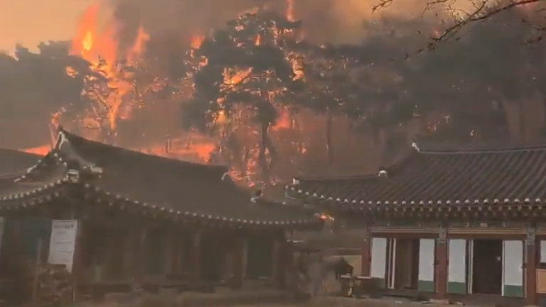 韓國千年古刹雲嵐寺被燒毀 火勢驚人（視頻）