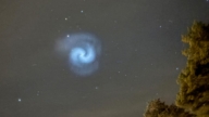 英國夜空驚現神祕白色巨大螺旋光影 引熱議