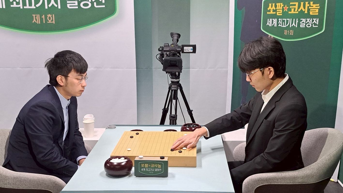2025年3月27日,第一屆「世界最強棋士戰」第2輪比賽在首爾城東區韓國棋院戰罷,台灣的許皓鋐九段(左)不敵韓國的申真諝九段(右),開局遭遇二連敗。(海峰棋院提供)