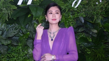 賈靜雯與友人合照被稱歐巴桑 曬單人照回應