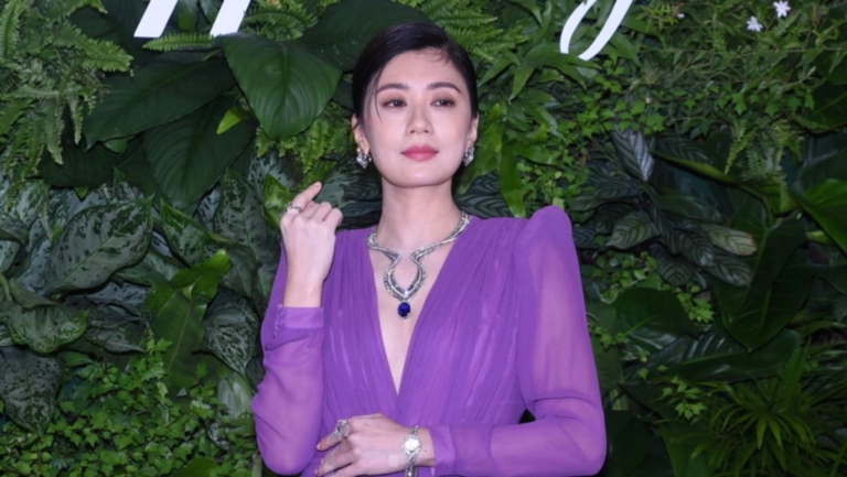 賈靜雯與友人合照被稱歐巴桑 曬單人照回應