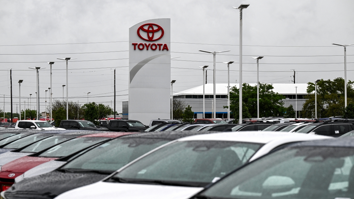 财经简讯】 美国关税重创汽车股通用跌8.2% 丰田全球产量和销售均涨5.8% | 川普| 通用汽车| 丰田汽车| 新唐人电视台