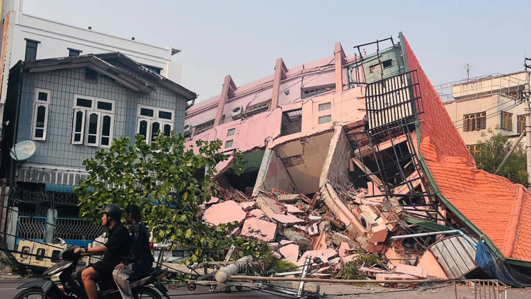 緬甸強震 死亡破千 泰國樓塌現場家屬守候