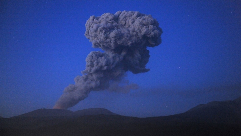 處太平洋火環帶 日本新燃岳火山恐噴發 警告民眾勿接近