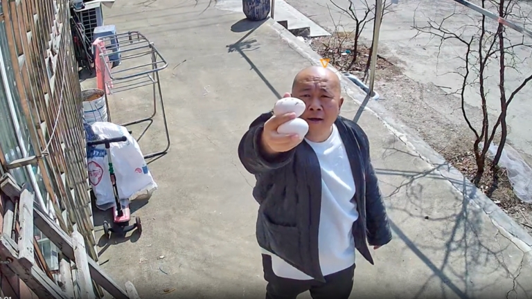 爸爸對著攝像頭喊女兒 全網圍觀（視頻）