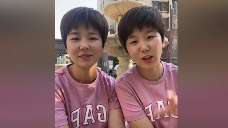 天註定！雙胞胎姐妹相認後發現人生驚人相似