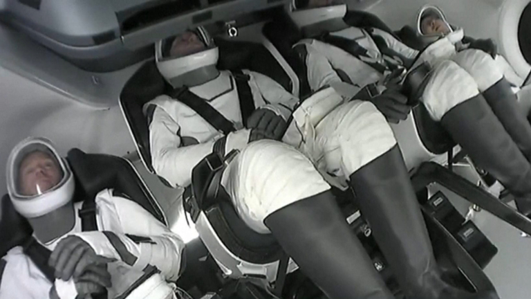 華裔男攜三友乘SpaceX龍飛船 終極極地探險