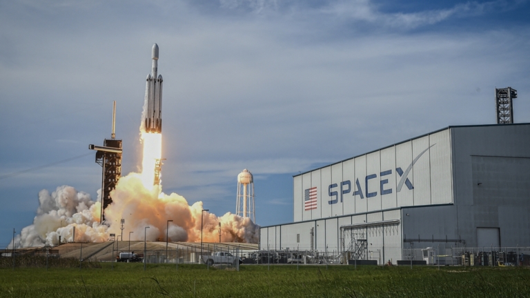 華裔企業家領航SpaceX太空之旅 實現極地飛行