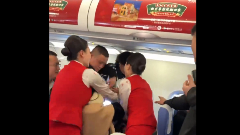中國兩女子飛機上互毆 還咬傷空姐（視頻）