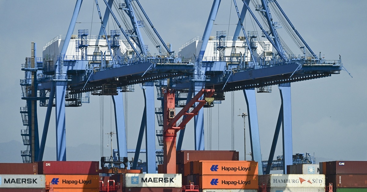 图为台湾基隆港出现货柜和货运卡车。 4 月 2 日，川普公布“对等关税”新政，将台湾与各国并列，暗示其主权地位，激怒中共。 (I-HWA CHENG/AFP via Getty Images)