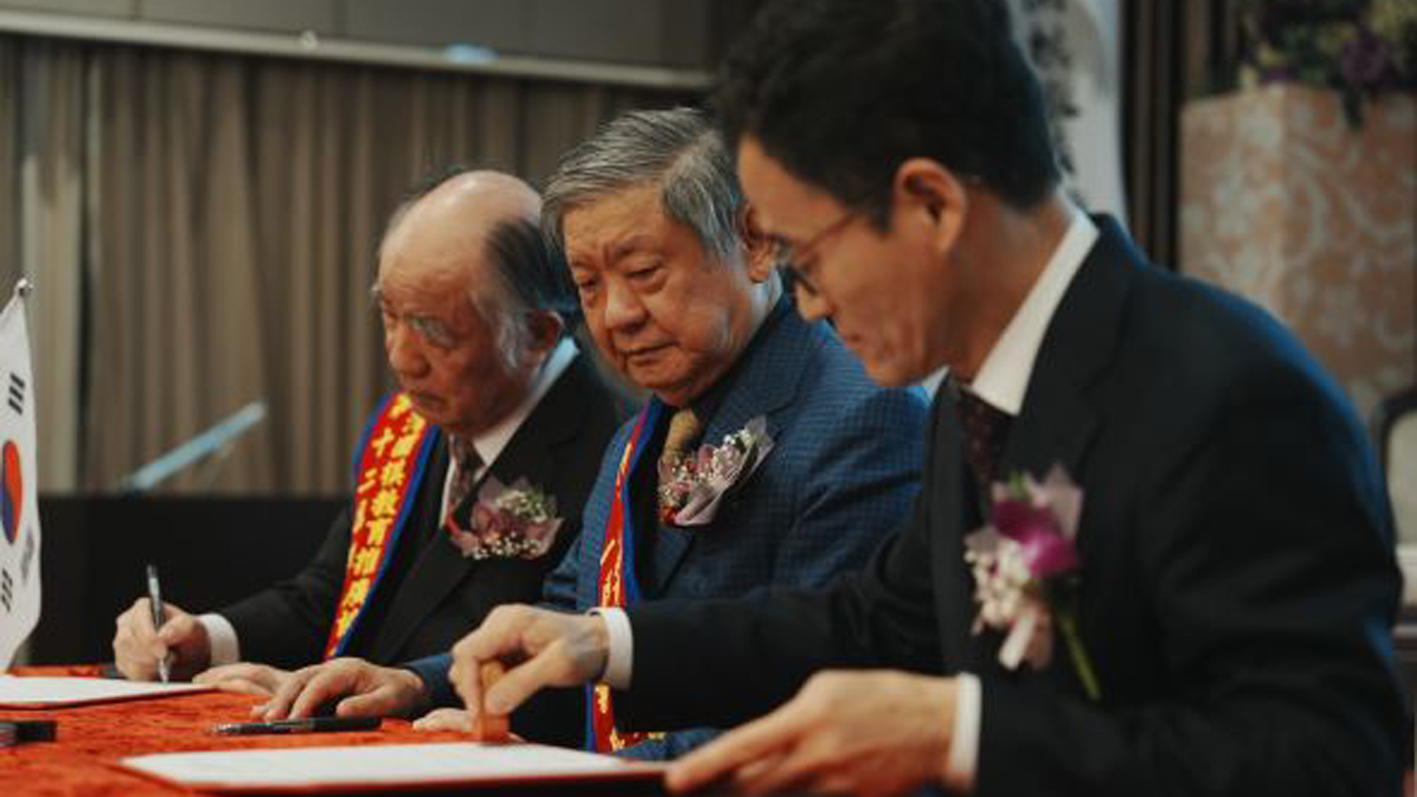 2025年3月30日,台灣圍棋教育發展協會與韓國棋院在台中福華大飯店舉行圍棋教育發展業務簽約儀式。左起:台灣圍棋教育發展協會第12屆理事長陳丕仁、第11屆理事長張昭焚、韓國棋院祕書長梁宰豪。(韓國棋院提供)