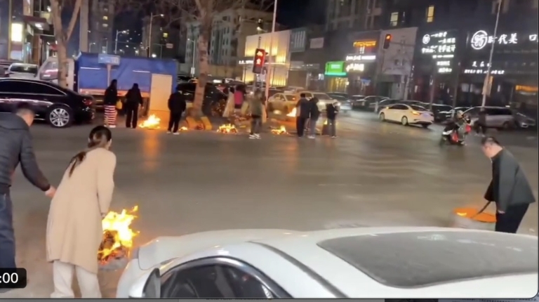 清明節當局禁燒紙 多地民眾無視 街頭燒紙祭奠（視頻）