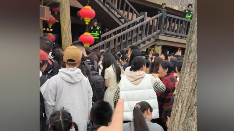 崩了！河南景區上千名遊客齊聲高喊「退票」（多視頻）