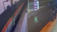 來不及南港上車 男子攀列車連結器想撐到宜蘭挨罰(視頻)