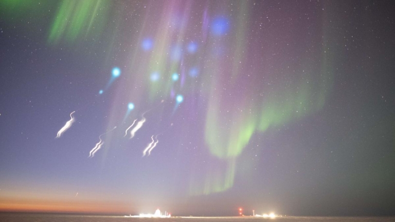 NASA發射火箭飛入極光 上演天空燈光秀