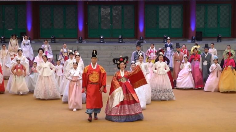 花美人也美 韓國湖水櫻花慶典時裝週