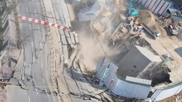 韓國施工中鐵路崩塌 1受困1失蹤、居民撤離