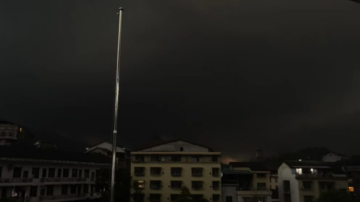 湖南壶瓶山白天突被黑幕笼罩 民众害怕（多视频）