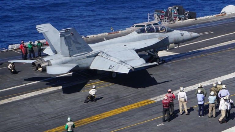 【美國聚焦】美國持續空襲胡塞武裝 戰機搭載飛彈飛往也門