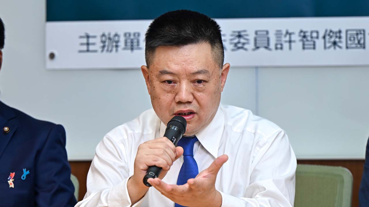 2024年7月15日,前中國醫師鄭治在台灣的記者會上,訴說當年參與中共活摘器官的經歷。(宋碧龍/大紀元)