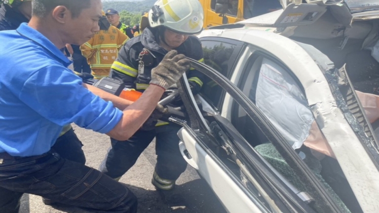 離奇！男攔車打人嗆「找死」不久國道追撞卡車身亡