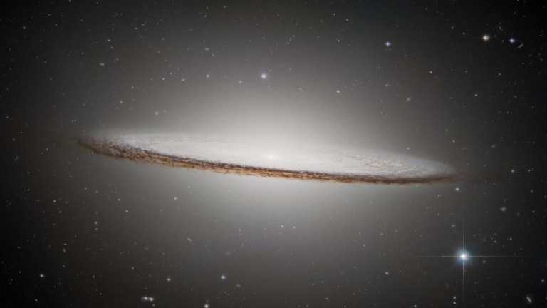 慶哈勃望遠鏡運行35年 草帽星系新視角圖曝光