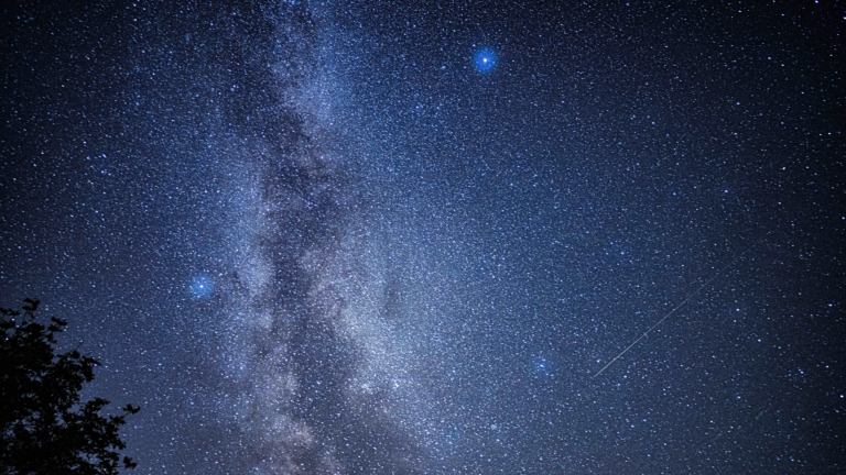 天文雙奇觀：白矮星連環爆炸VS黑洞驚世覺醒