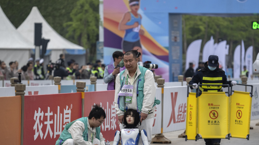 习近平让机器人参加足球 网民：不如当总书记