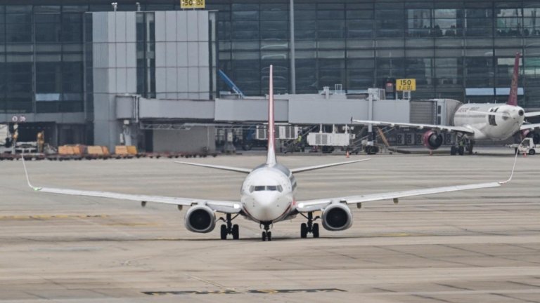 中國多家航空的燃油費調漲5倍 旅客提前「囤票」