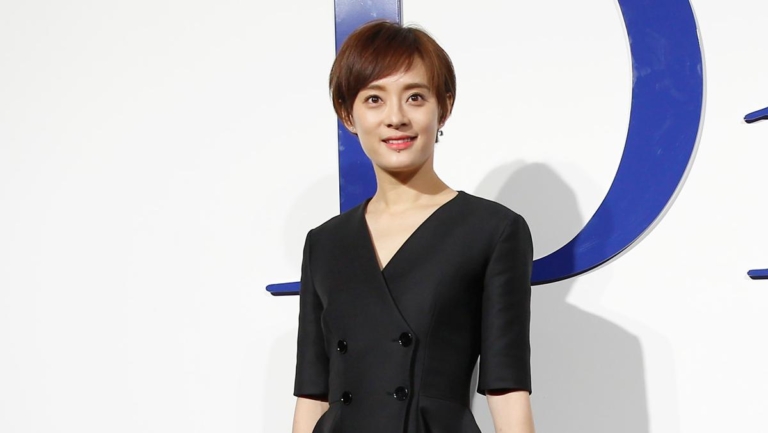 孫儷自曝陪孩子找海龜 調侃鄧超不敢在海裡游泳