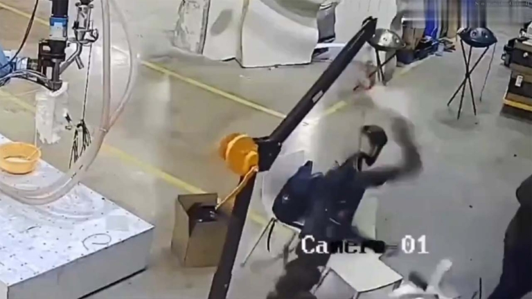 大陸機器人突然發瘋打人 操作員倉惶逃避（視頻）