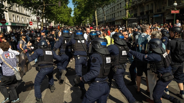 法國人五一上街爭勞權 黑衣人巴黎鬧場與警對峙（組圖）