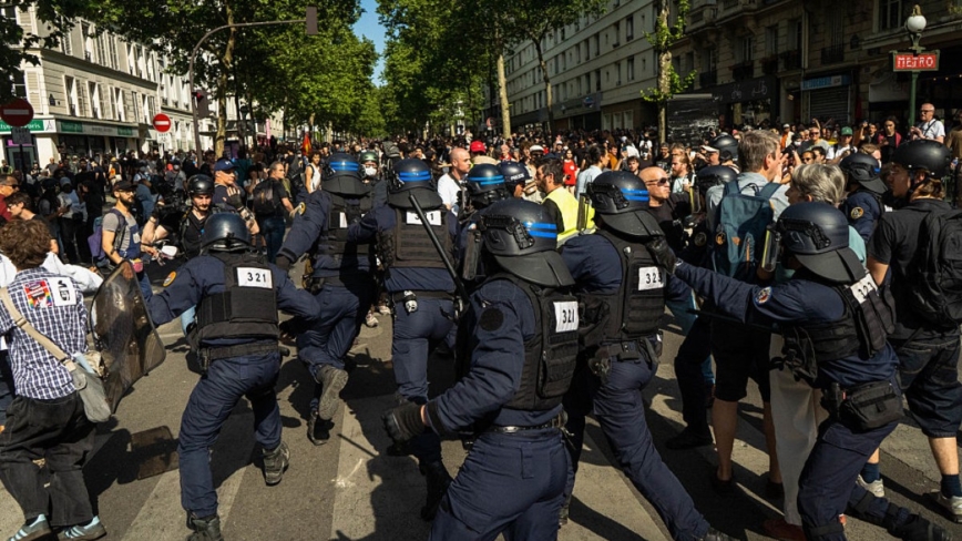 法国人五一上街争劳权 黑衣人巴黎闹场与警对峙（组图）