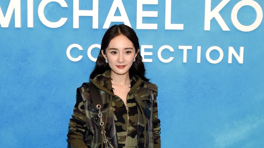 杨幂现身高铁站 被疑赴港看女儿引热议